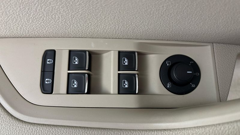 Škoda Superb 1.4 TSI iV DSG L&K Combi - fotka 24 z 37