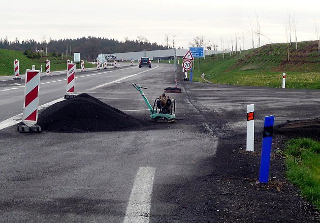 Modré patníky - směrové sloupky upozorňují na možný výskyt námrazy., zdroj: Wikimedia Commns, Pohled 111, CC BY-SA 4.0