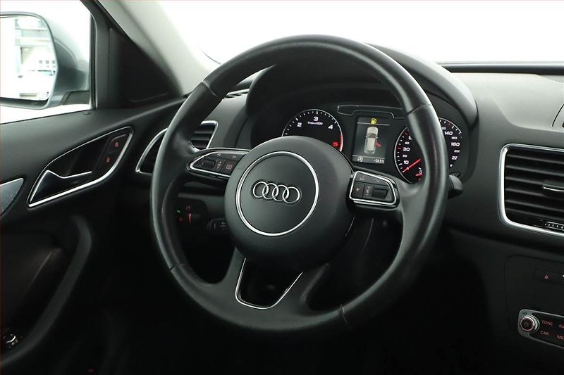 Audi Q3 (2015) 2.0 TDI, 4X4, Navi, Bi-Xenony - fotka 15 z 17