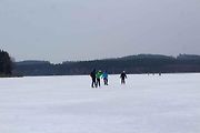 U Horní Plané se na zamrzlém Lipně vesele bruslí. Sem tam tudy ale na druhý břeh přejede i auto. Jen o pár set metrů dál přitom stále jezdí přívoz