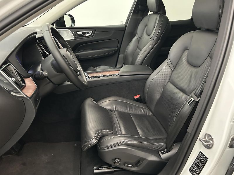 Volvo XC60 2.0  B4 4x4 ULTIMATE - fotka 10 z 34