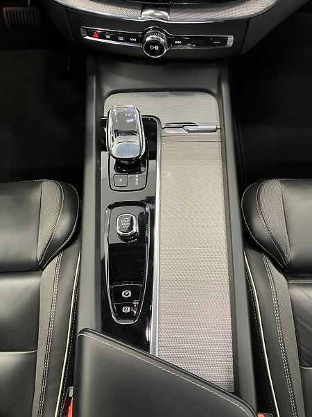 Volvo XC60 B4 FWD Ultimate Dark AT8 - fotka 18 z 44