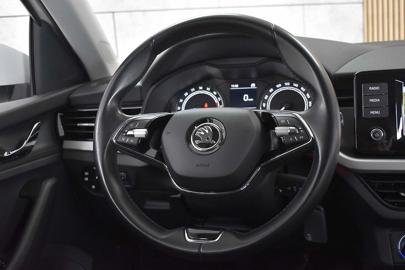 Škoda Scala 1.6 TDI DRIVE 125 YEARS*ČR 1.M - fotka 17 z 37