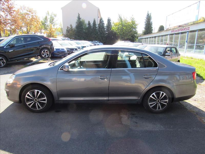 Volkswagen Jetta 2,0 TDi 103kW - fotka 8 z 24