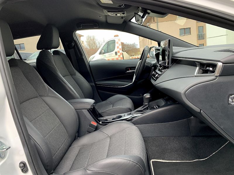 Toyota Corolla TS STYLE 1.8 HEV 103kW e-CVT - fotka 17 z 23