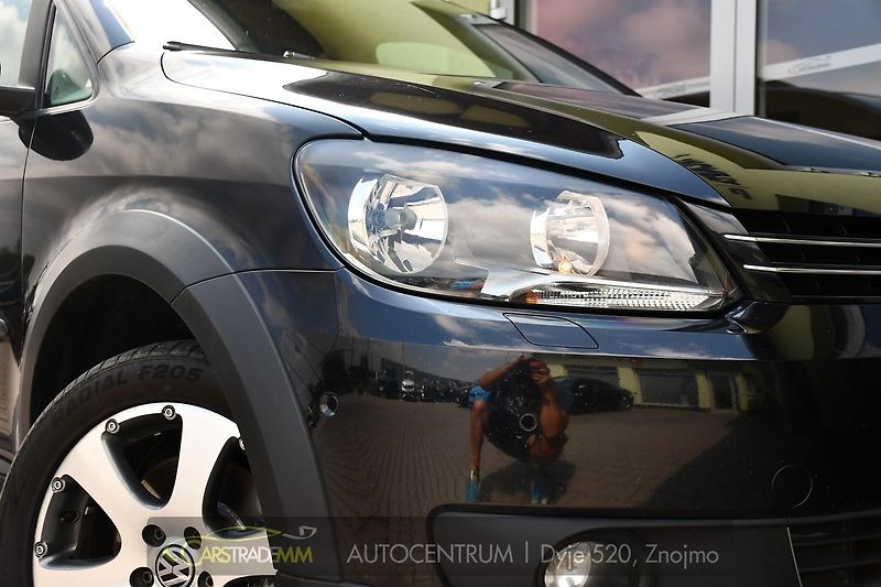 Volkswagen Touran 2.0TDi CROSS NAVI VÝHŘEV - fotka 47 z 48