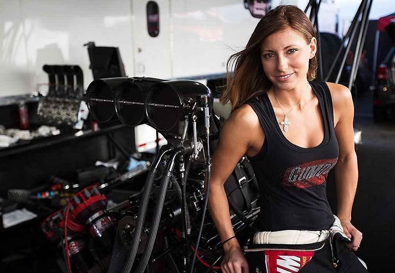 Leah Pritchett a její dragster.