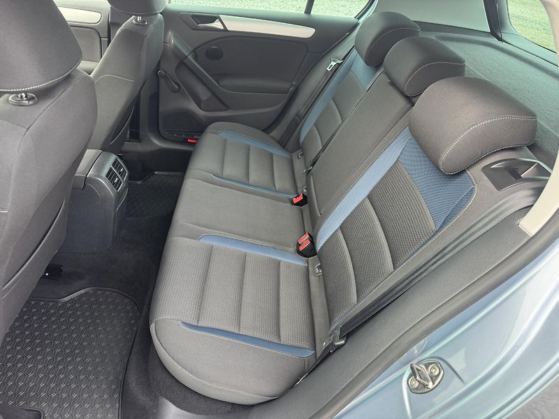 Volkswagen Golf 1.2TSi,rezervace - fotka 24 z 41