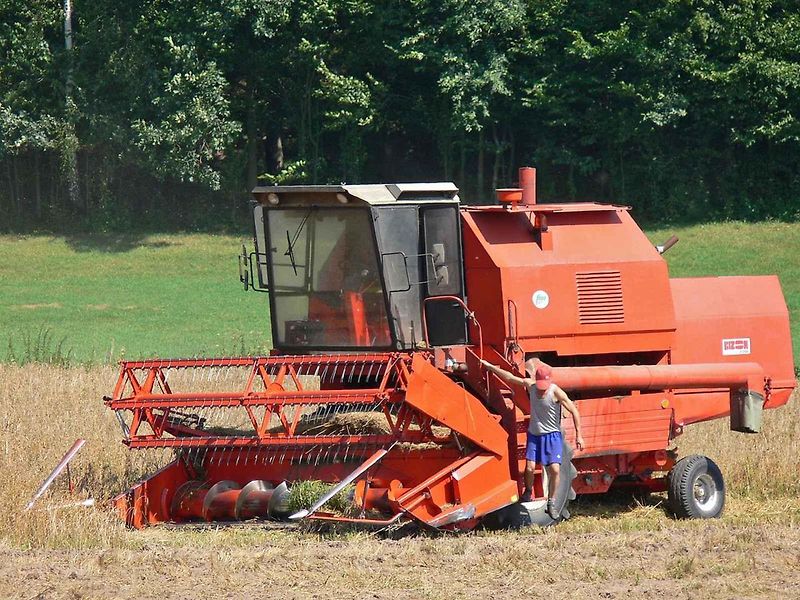 Zvuk motoru při vyšších otáčkách nebo tvar připomínající bizona, vynesly kombajnům značky Bizon titul skutečné legendy polského venkova. Na snímku je model Z-056.