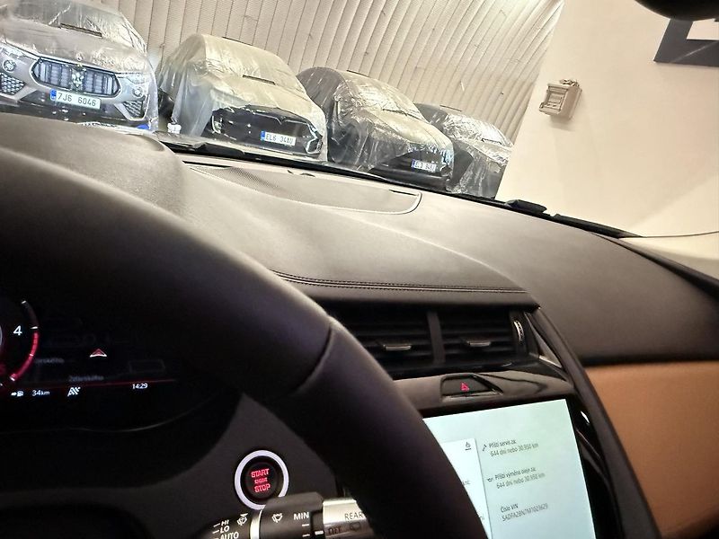 Jaguar E-Pace (2021) 2.0D,4WD,FACELIFT,ZÁRUKA - fotka 54 z 56