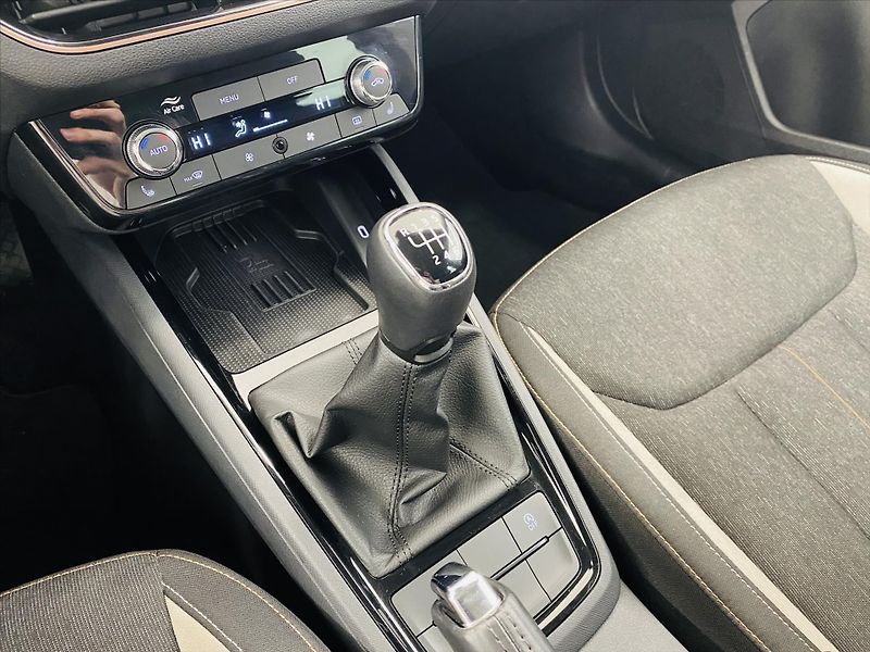 Škoda Scala 1,0 TSI 85kW Top Selection - fotka 16 z 27