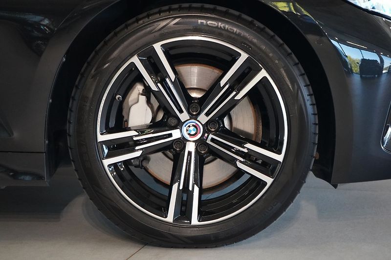 BMW Řada 3 330d xDrive Touring, Pano, HUD - fotka 8 z 42