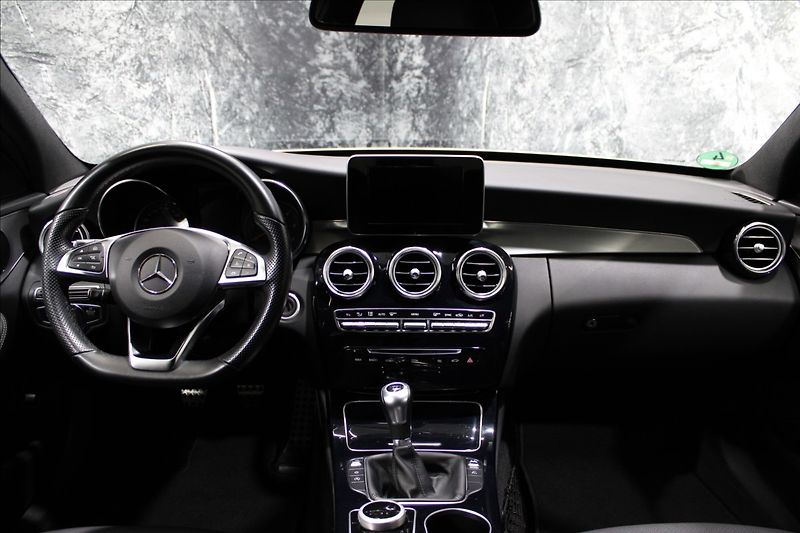 Mercedes-Benz Třídy C 1,6 200d AMG line - fotka 32 z 35
