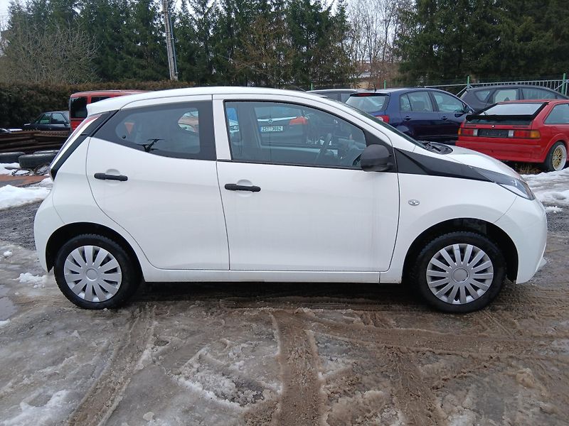 Toyota Aygo 1.0, 51 kW, klima - fotka 7 z 26