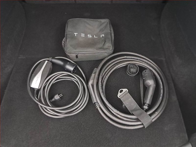 Tesla Model Y (2022) Long Range AWD 79kWh, SoH 91% - fotka 18 z 19
