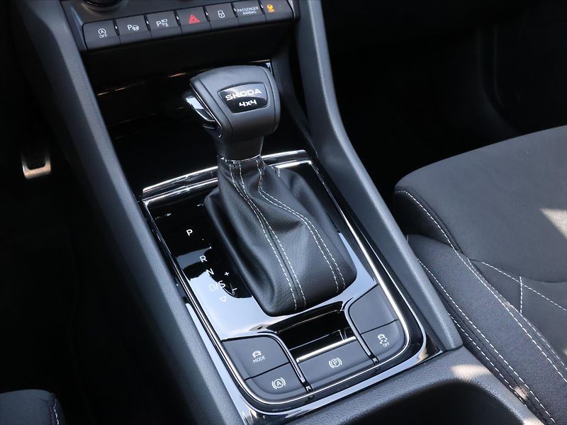 Škoda Karoq 2,0 2.0 TDI Sportline 4x4 DSG - fotka 27 z 35