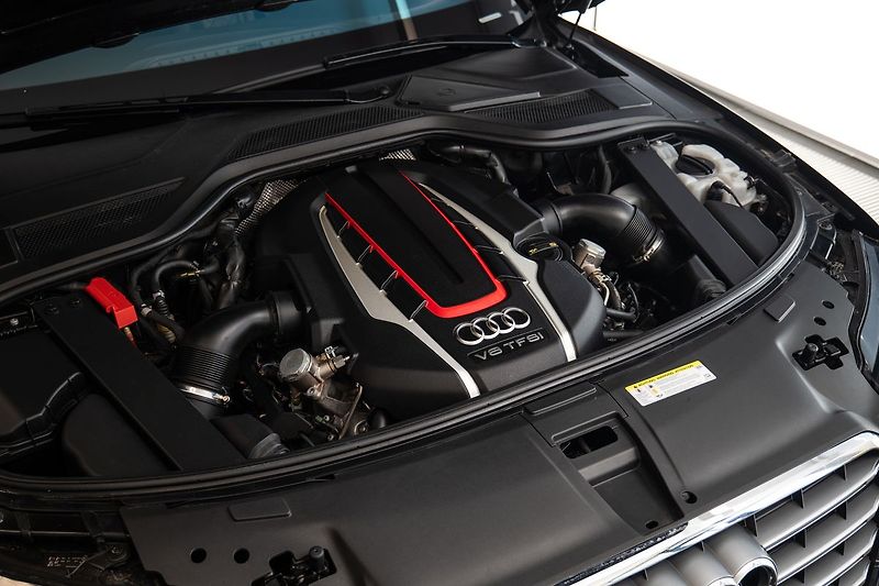 Audi S8 - fotka 25 z 28