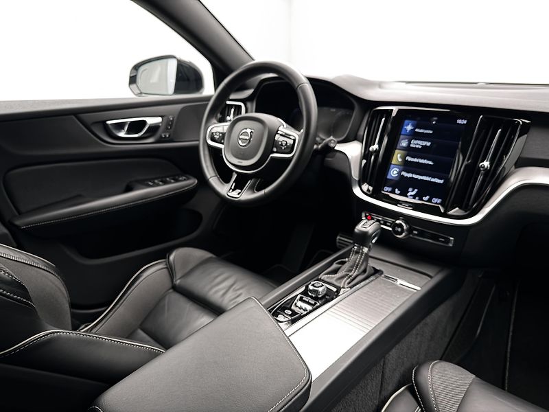 Volvo V60 T4 R-DESIGN AUT - fotka 23 z 47