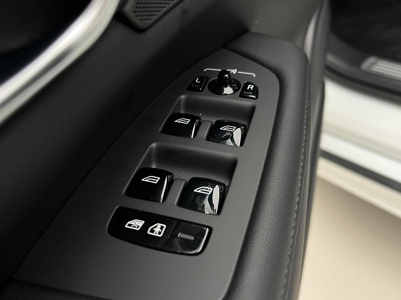 Volvo V90 T6 AWD DARK PLUS RECHARGE AUT - fotka 43 z 46