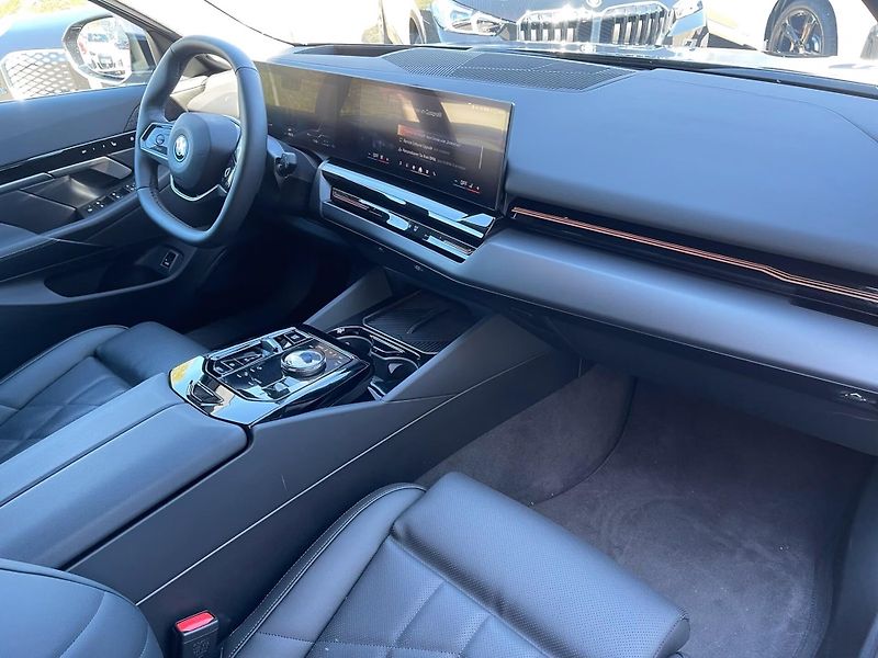 BMW Řada 5 530e xDrive HuD Venti DAPro - fotka 12 z 21