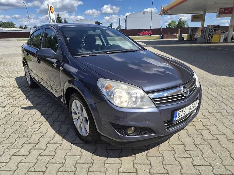 Opel Astra 1,6 16V Enjoy - fotka 2 z 16