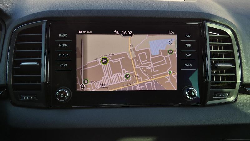 Škoda Karoq 1,5 TSI Sportline - fotka 15 z 23