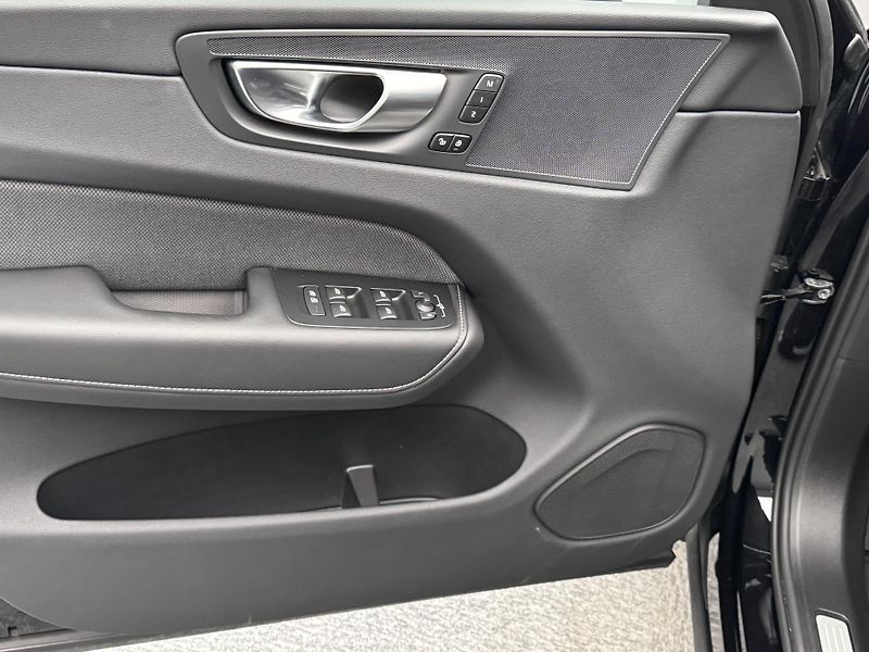 Volvo XC60 B5 AWD BLACK EDITION AUT  - fotka 19 z 49