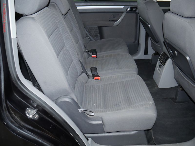 Volkswagen Touran (2007) 2.0 TDi, Bixen, výhřev sed - fotka 11 z 18