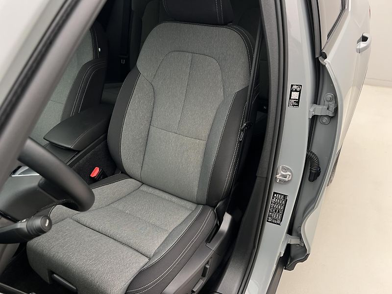 Volvo XC40 B3 DARK PLUS AUT CZ 1. maj. - fotka 18 z 45