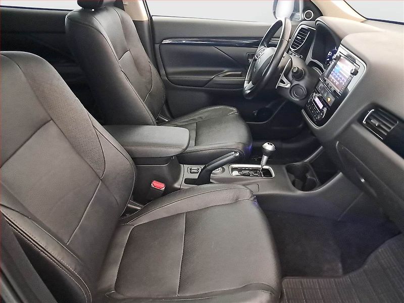 Mitsubishi Outlander (2015) 2.2 DI-D, 4X4, Automat - fotka 9 z 18