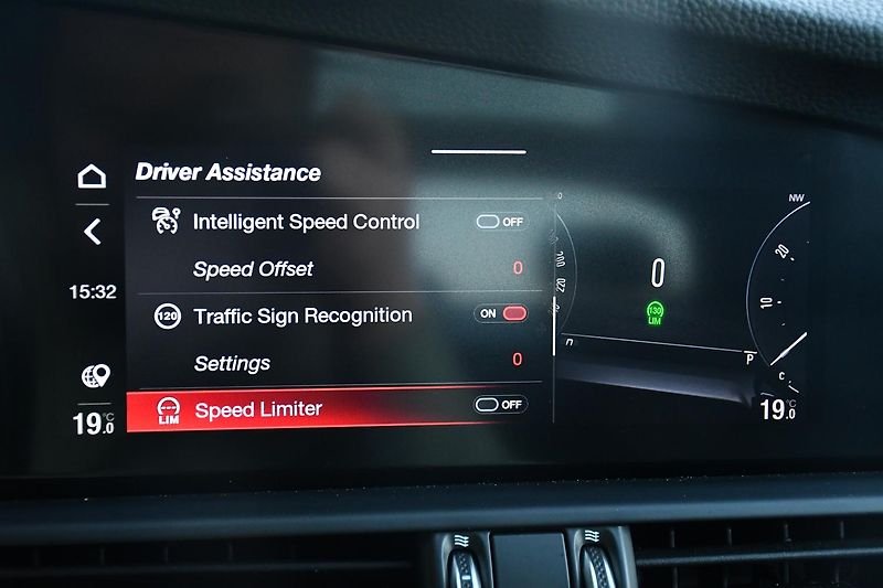 Alfa Romeo Giulia 2,0T 16V 206kW AT8-Q4 VELOCE - fotka 33 z 48