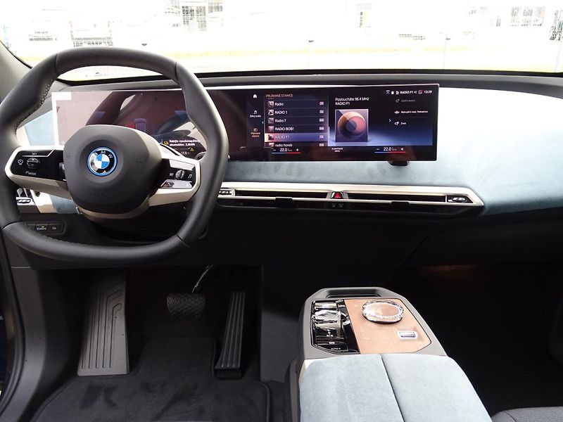 BMW iX xDrive40 - fotka 4 z 7