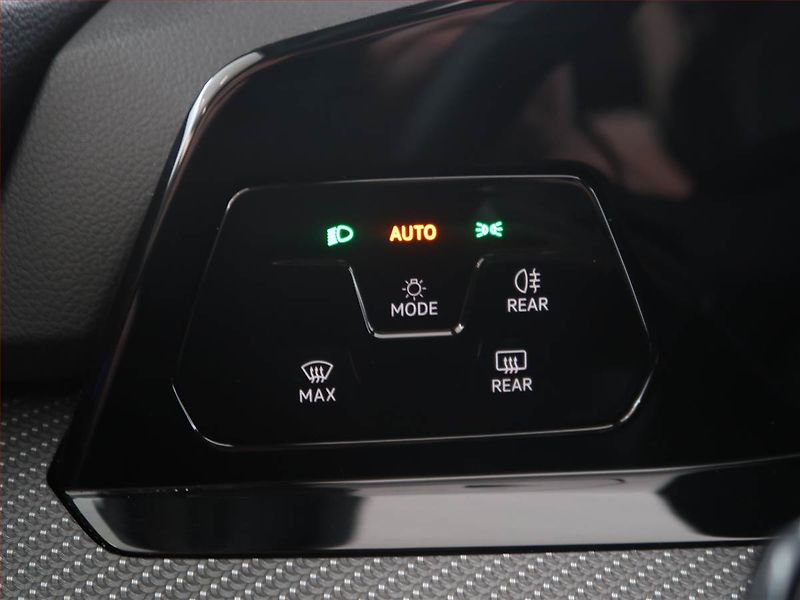 Volkswagen Golf (2023) R-Line 2.0 TDI, Automat - fotka 19 z 28