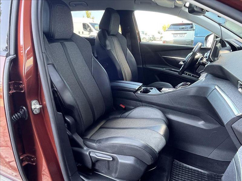 Peugeot 5008 1,2 PureTech  Allure Pack EAT8 - fotka 20 z 29