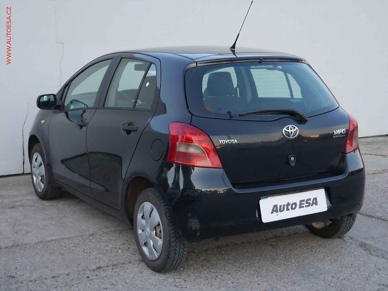 Toyota Yaris (2007) 1.0 i - fotka 4 z 13