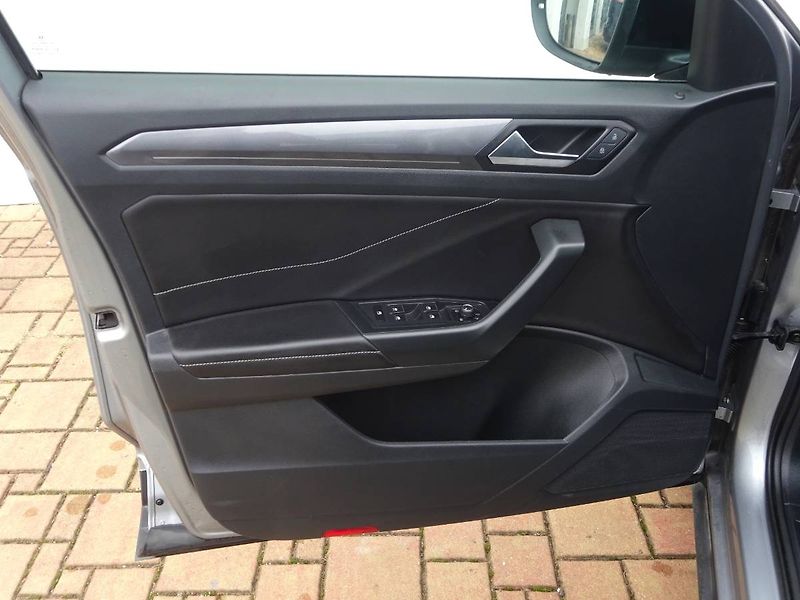 Volkswagen T-Roc (2022) 1,5 TSi/ 110kW DSG Style - fotka 19 z 27