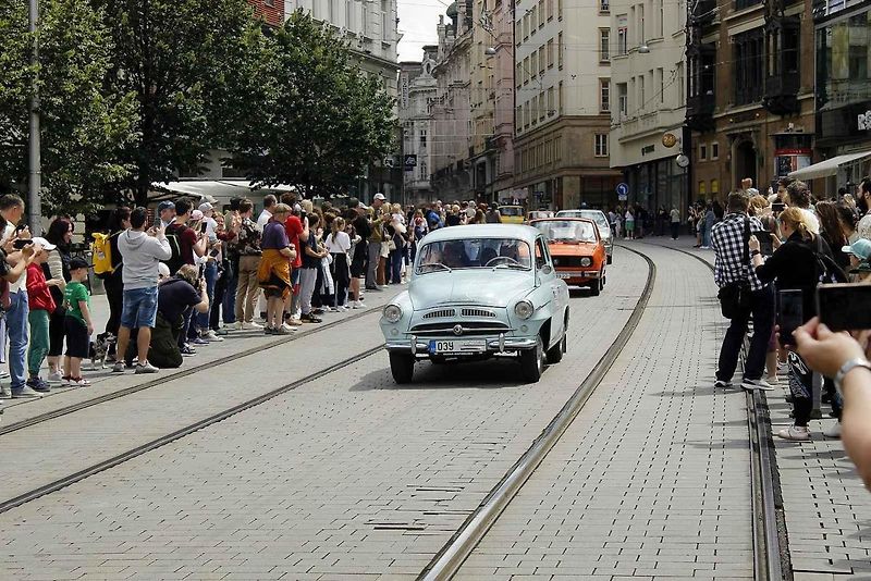 Historická kolona vozidel projela v sobotu odpoledne brněnským náměstím Svobody.