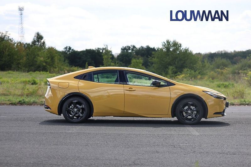 Toyota Prius 2.0 PHEV PRESTIGE - fotka 24 z 24