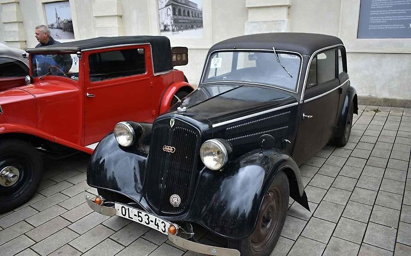 Tradiční sraz autoveteránistů na náměstí T. G. Masaryka v Prostějově. 18. května 2025