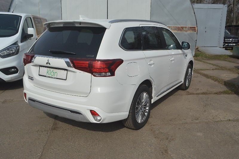 Mitsubishi Outlander 2,4 4x4 - fotka 15 z 26
