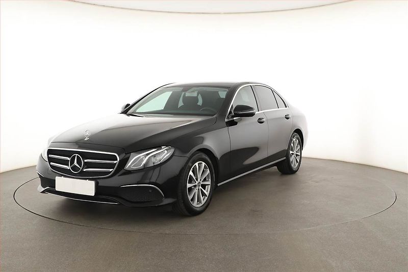 Mercedes-Benz Třídy E (2021) E 220 d - fotka 2 z 26