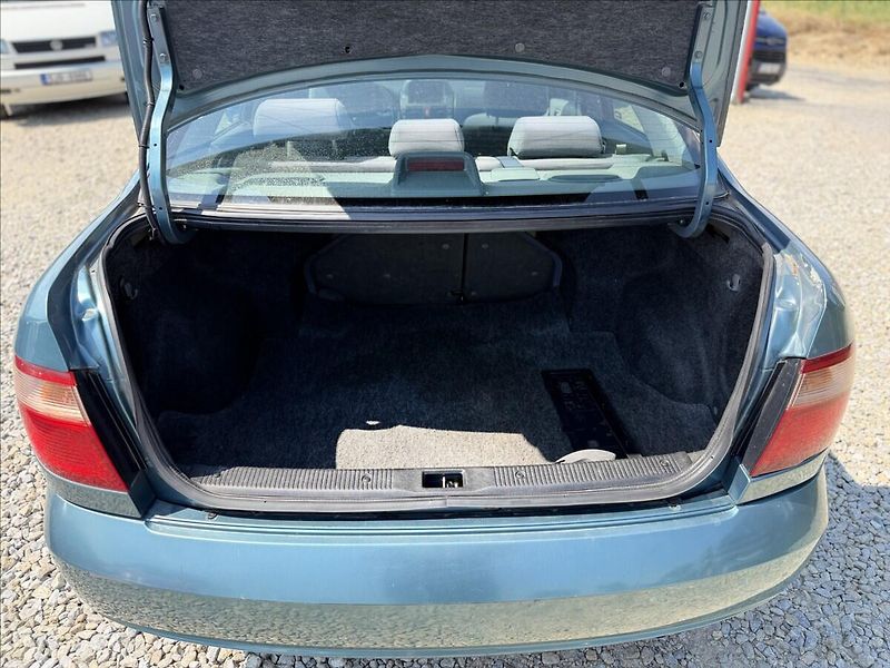 Nissan Almera 1,8 i - fotka 17 z 21