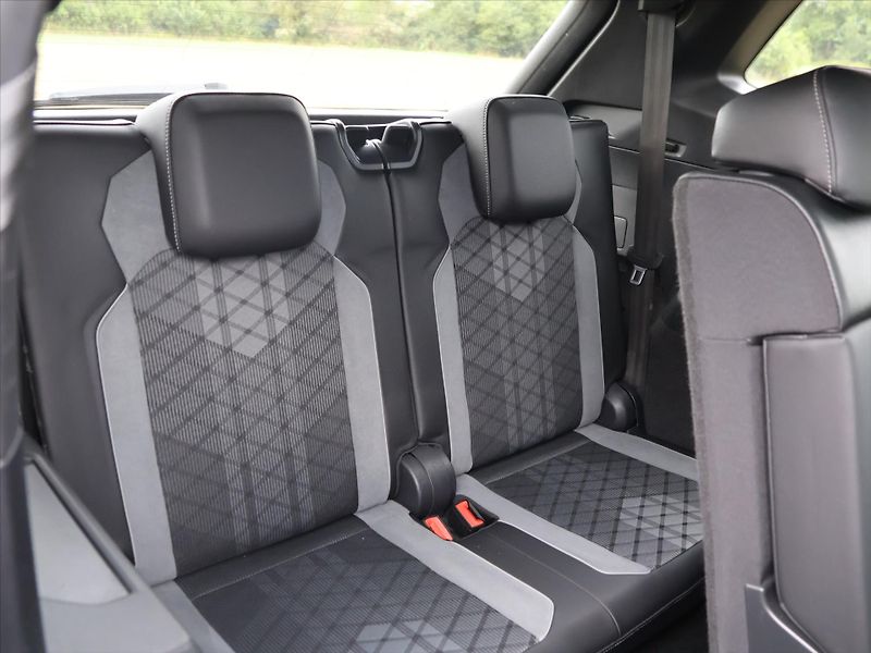 Volkswagen Tiguan Allspace 2,0 TSI 4x4 DSG R-Line 7-Míst - fotka 16 z 44
