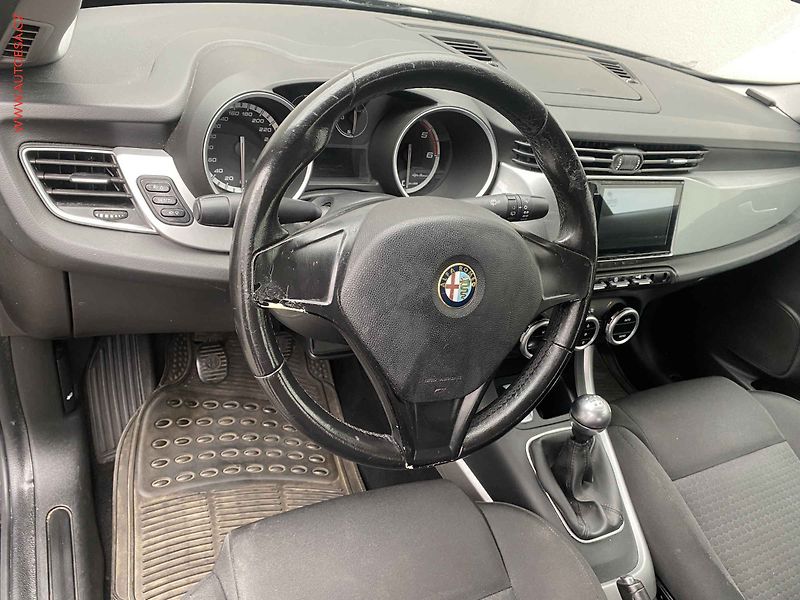 Alfa Romeo Giulietta (2013) 1.6 D, AC, park.asist - fotka 12 z 14
