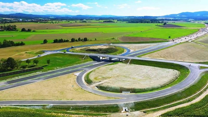 Stavba D3 mezi Třebonínem a Kaplicí-nádraží na podzim 2023 z ptačí perspektivy.
