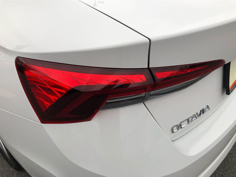 Škoda Octavia 2,0TDi 85kW AMBITION PLUS - fotka 26 z 28