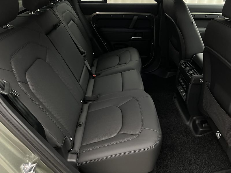 Land Rover Defender 110 D300 X-DYNAMIC SE AWD AUT - fotka 18 z 43