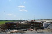 Pokládka betonové vrstvy vozovky je milníkem stavby dálnice D1 na úseku Říkovice - Přerov. Stavebníci ji zahájili tento týden.