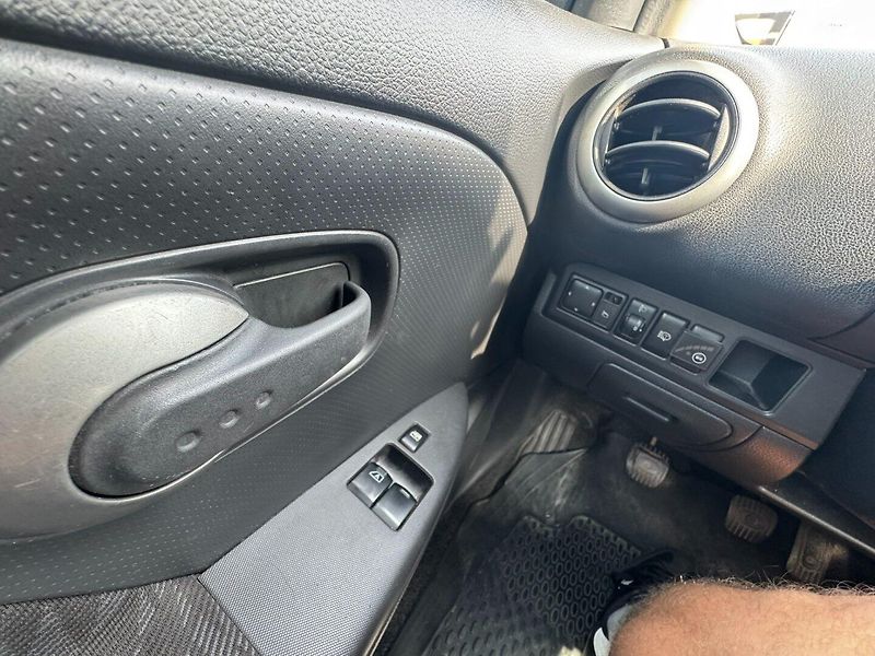 Nissan Note (2006) 1,4i 65 KW LPG - fotka 23 z 46