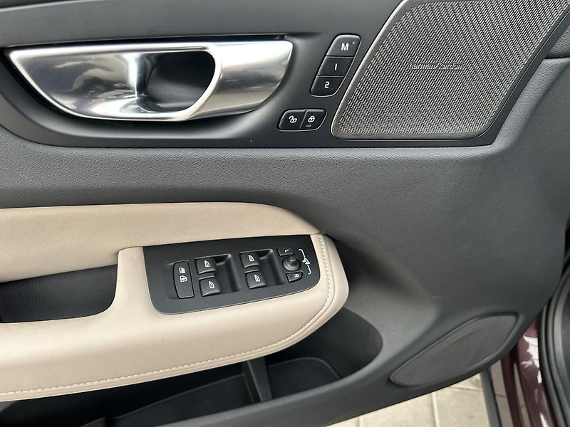 Volvo XC60 2.0 B5 4x4 PLUS DARK - fotka 24 z 30